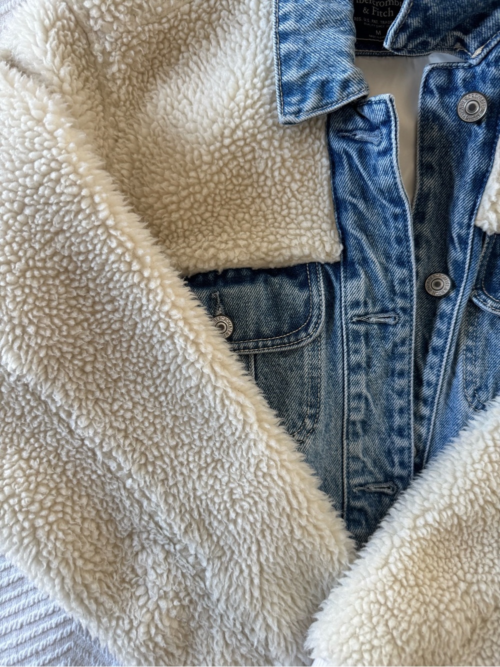 Abercrombie & Fitch Light Blue Denim Jacket with Cream Sherpa - Picture 4 of 6